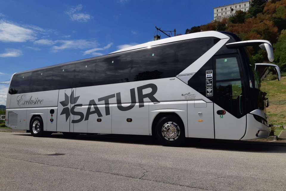 Prenájom autobusu - Neoplan Tourliner 13m